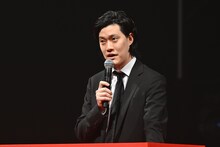 「バンタン入学式2026」にサプライズゲストとして登壇し、新入生に祝辞を贈る霜降り明星・粗品