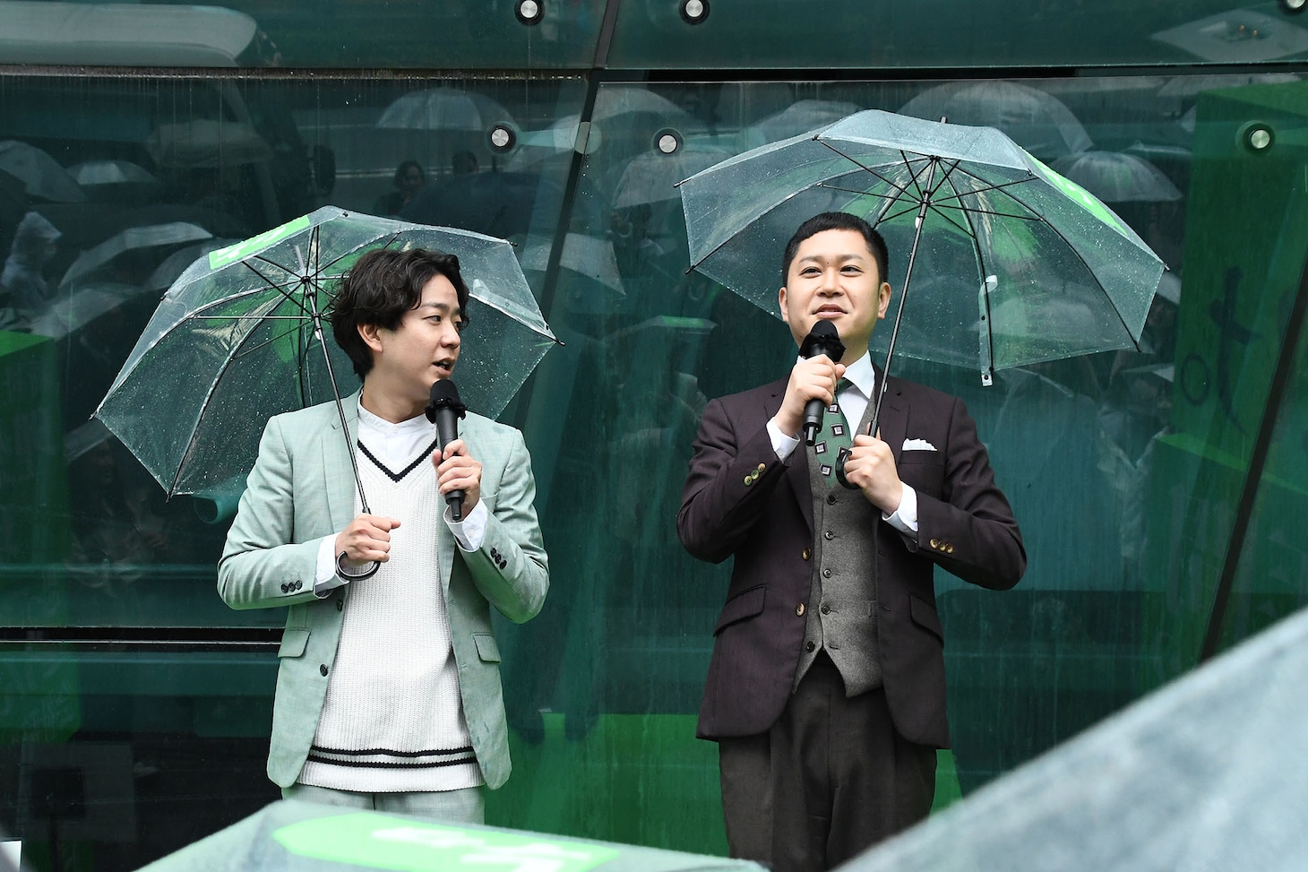 雨の原宿で演説を繰り広げるドンデコルテ