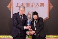 「第61回上方漫才大賞」奨励賞を受賞した金属バット