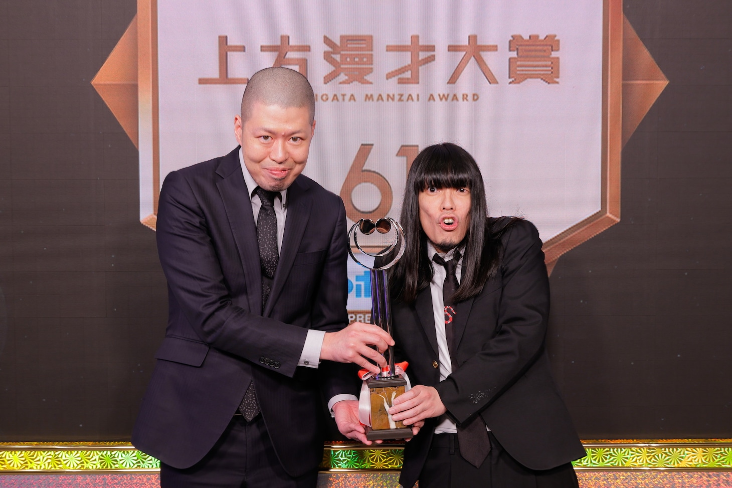 「第61回上方漫才大賞」奨励賞を受賞した金属バット