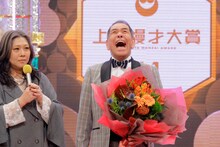 左から海原ともこ、ザ・ぼんち・ぼんちおさむ