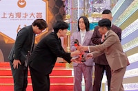 トロフィーを受け取るぐろう