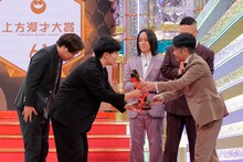 トロフィーを受け取るぐろう