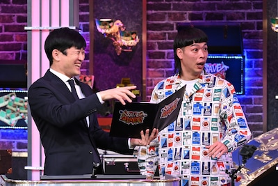 左から劇団ひとり、バッテリィズ・エース