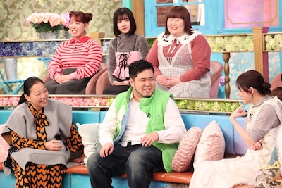 前列左から、いとうあさこ、令和ロマン・ケムリ、指原莉乃と、3時のヒロイン（後列）