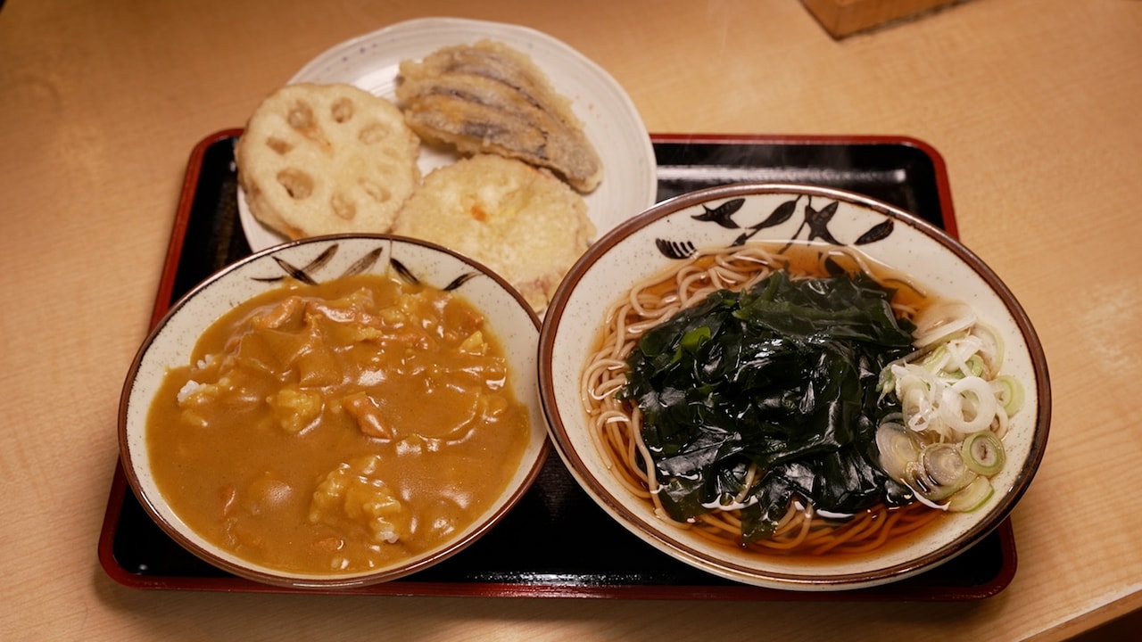 「そばよし 日本橋本店」の野菜天そばのわかめトッピング、カレー丼