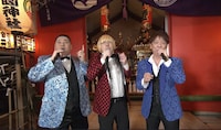「年忘れにっぽんの歌」生放送で、大江裕（左）、北山たけし（右）と「まつり」を歌唱する真空ジェシカ・ガク