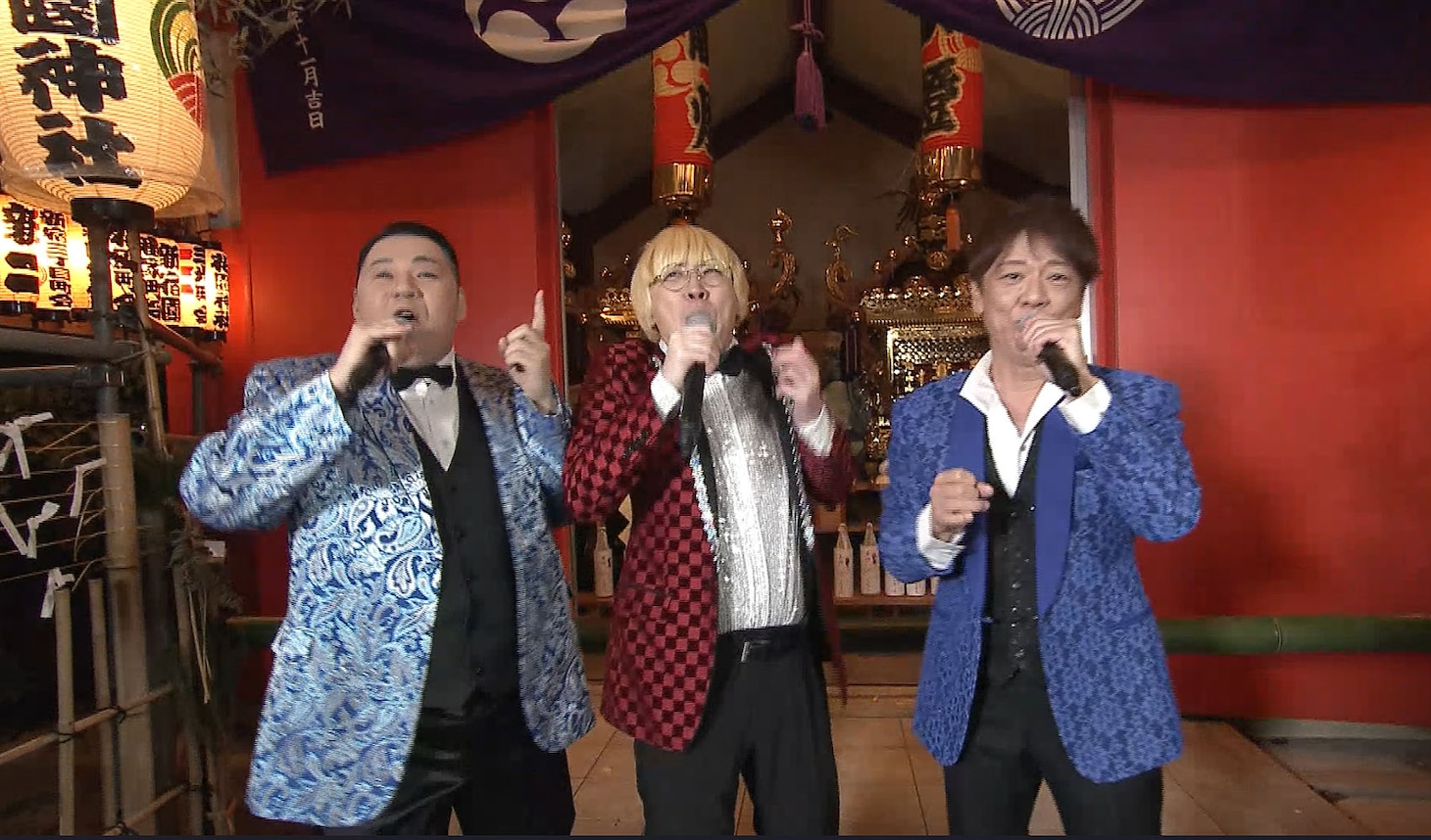 「年忘れにっぽんの歌」生放送で、大江裕（左）、北山たけし（右）と「まつり」を歌唱する真空ジェシカ・ガク