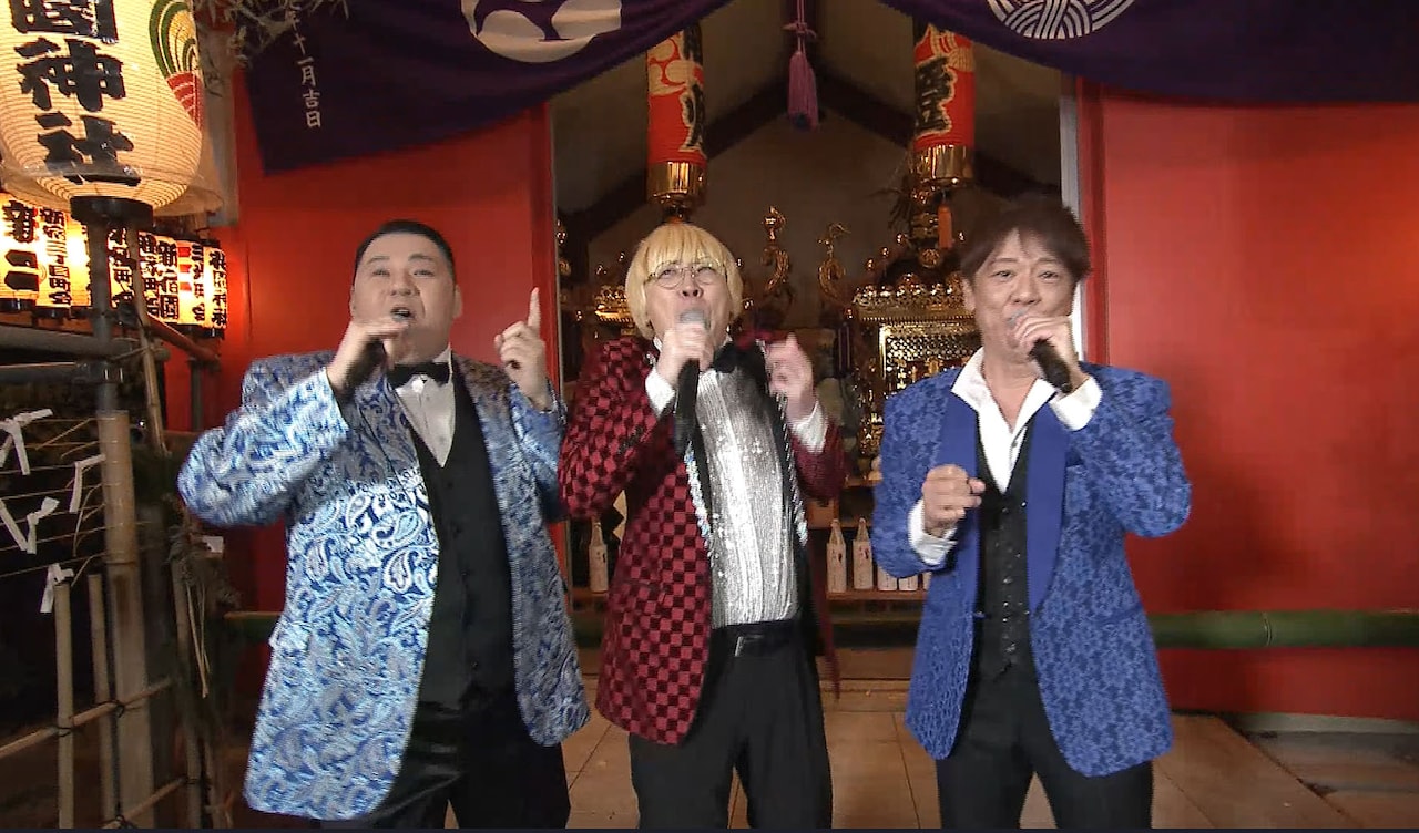 「年忘れにっぽんの歌」生放送で、大江裕（左）、北山たけし（右）と「まつり」を歌唱する真空ジェシカ・ガク