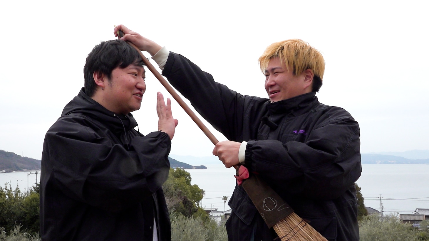 左からロングコートダディ兎、ビスケットブラザーズきん