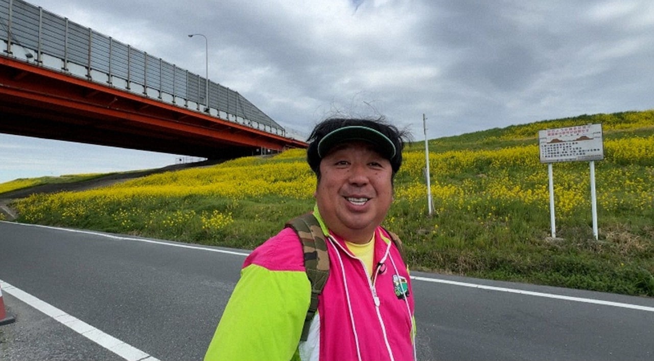 「バナナマン日村が歩く！ ウォーキングのひむ太郎」で「菜の花ロード」を歩くバナナマン日村