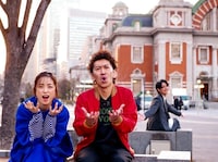 カベポスター浜田が撮影した、上戸彩、ツートライブ周平魂と、ツートライブたかのり（後方）