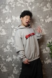「Superbad」× FCW Logo Hoodieを着用した四千頭身・後藤
