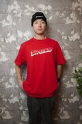 「Superbad」× FCW Logo T-shirt Redを着用した四千頭身・石橋