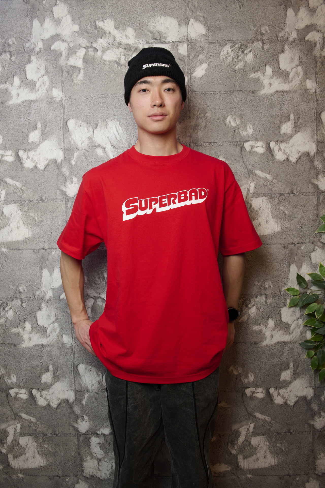 「Superbad」× FCW Logo T-shirt Redを着用した四千頭身・石橋