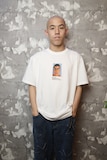 「Superbad」× FCW McLovin T-shirtを着用した四千頭身・都築