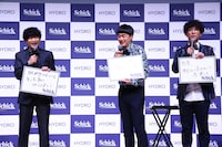 シック・ジャパン株式会社の「Schick HYDRO リニューアル・肌ケア啓発PRイベント」に登壇した、たくろう、津田健次郎（左）
