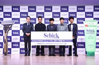 写真撮影に臨む、たくろう、津田健次郎