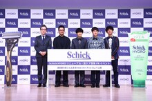 写真撮影に臨む、たくろう、津田健次郎