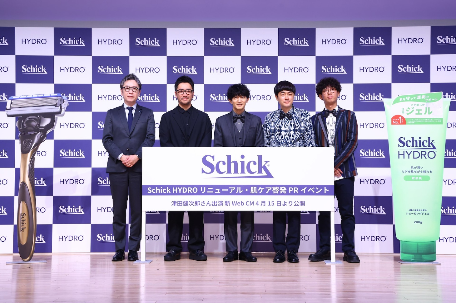 写真撮影に臨む、たくろう、津田健次郎