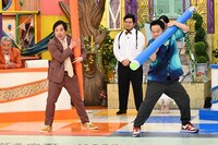 チームを率いて対決する（手前左から）霜降り明星せいや、ダイアン津田。中央は令和ロマン・ケムリ