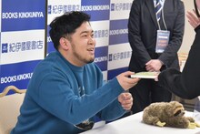 自著「ナマケモノの朝は、午後からはじまる。」直筆サイン本のお渡し会に臨んだ令和ロマン・ケムリ