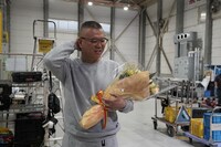 小山義昭役のシソンヌ長谷川は髪をカットし、歯を白くした