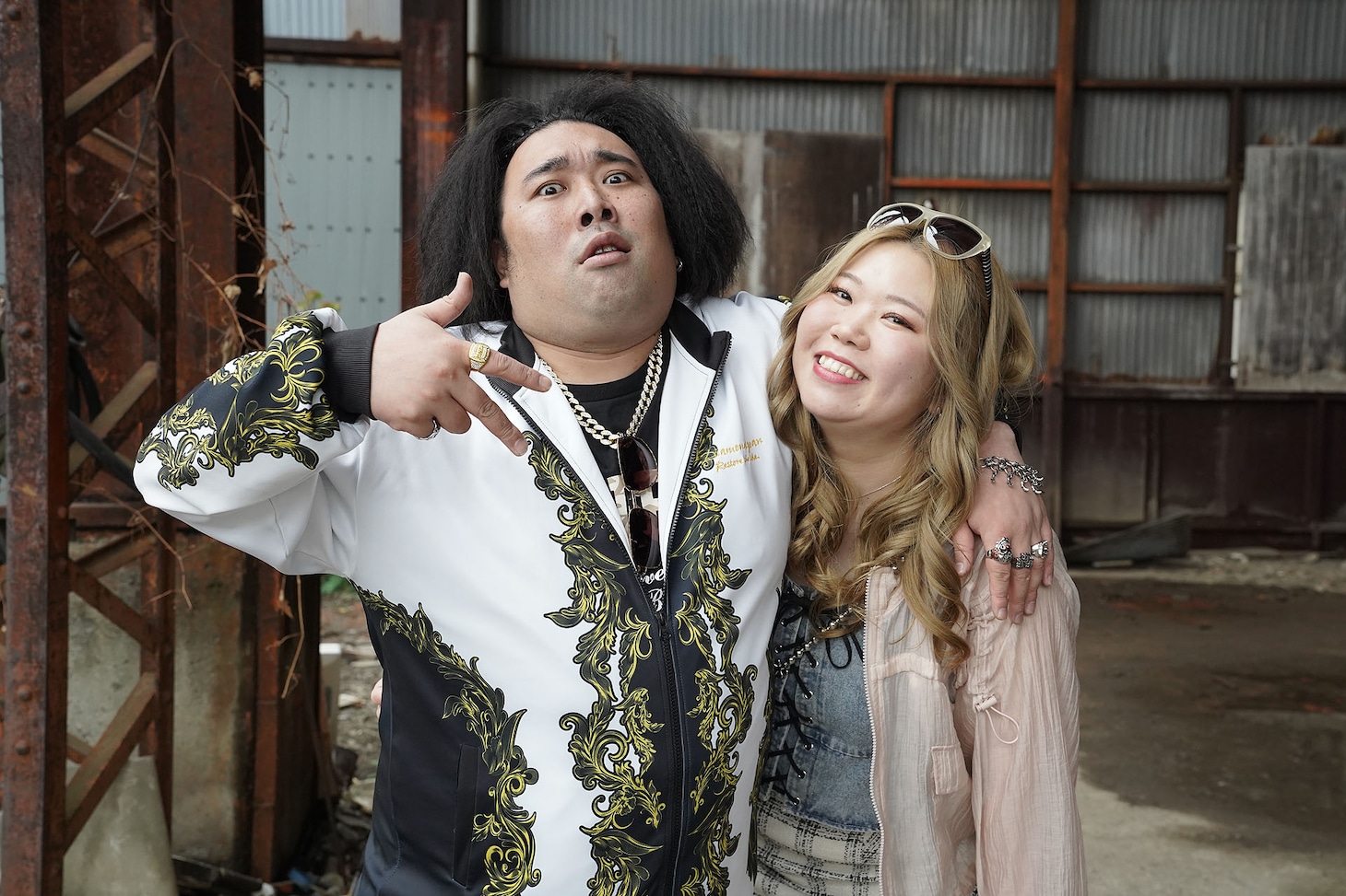 金本卓役のビスケットブラザーズ原田と、ミヨコ役のマリーマリーえびちゃん