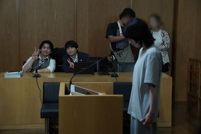 柳楽優弥＆松村北斗がピース「九条の大罪」メイキングカット