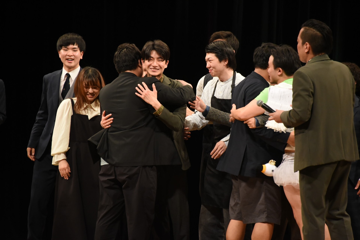 健闘を称え合う芸人たち