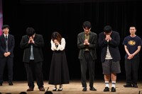 最後の2組となり、優勝を祈る（左から）トラモチーフ、ゴーヤゴー