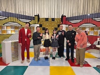 左から、かまいたち、小栗有以、伊藤百花、シソンヌ長谷川、ガクテンソク奥田、ちゃんぴおんず・日本一おもしろい大崎