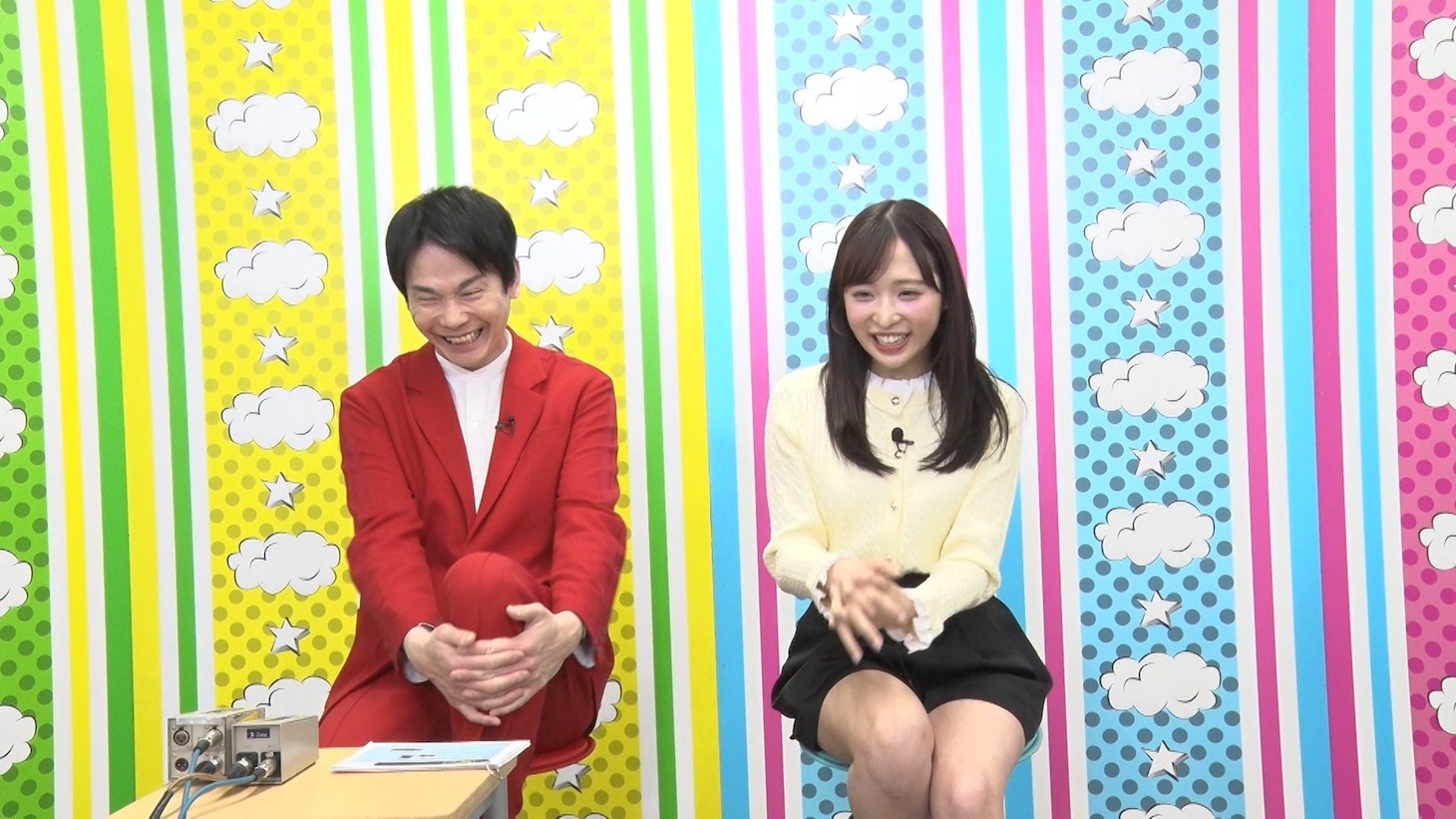 左から濱家隆一（かまいたち）、小栗有以（AKB48）。