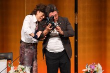 倉たけしと御崎進が和解！デュエットソング「ふたりモスボラ」発売　あの頃大好きだったお笑いで攻防