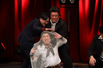 オズワルド伊藤（左）が進行（仲裁役）を務めたライブの様子