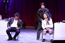 2人をより仲良くさせるため、ありがとう細野が催眠術をかけている様子