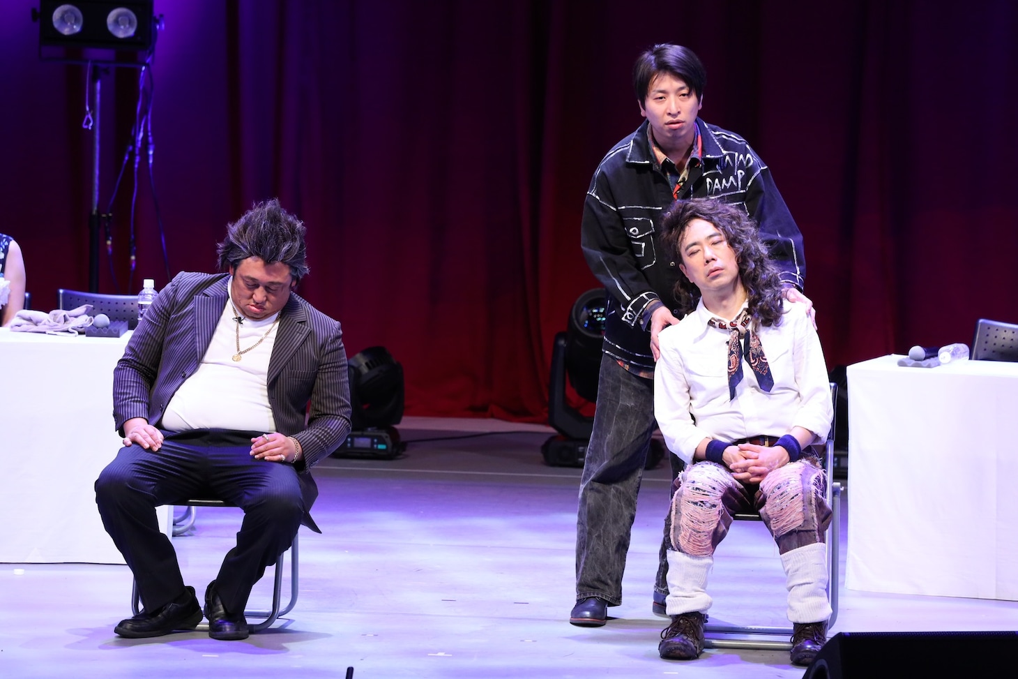 2人をより仲良くさせるため、ありがとう細野が催眠術をかけている様子