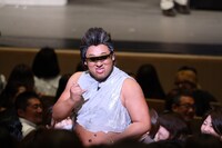 実は生きていた倉たけし。機械化された“倉コップ”として客席から姿を見せた