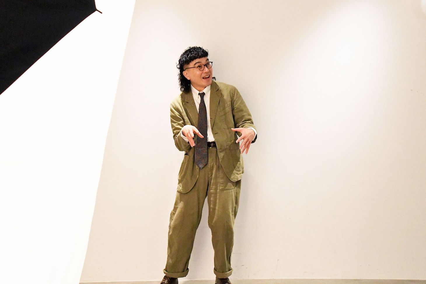 回転アクスタに使用するソロカット撮影の様子。山口は零士のいる位置を想像しながら顔の角度を調整