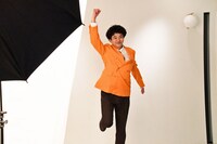 回転アクスタに使用するソロカット撮影の様子。まずは表面の撮影に臨む零士