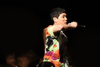 歌いながら登場するもう中学生