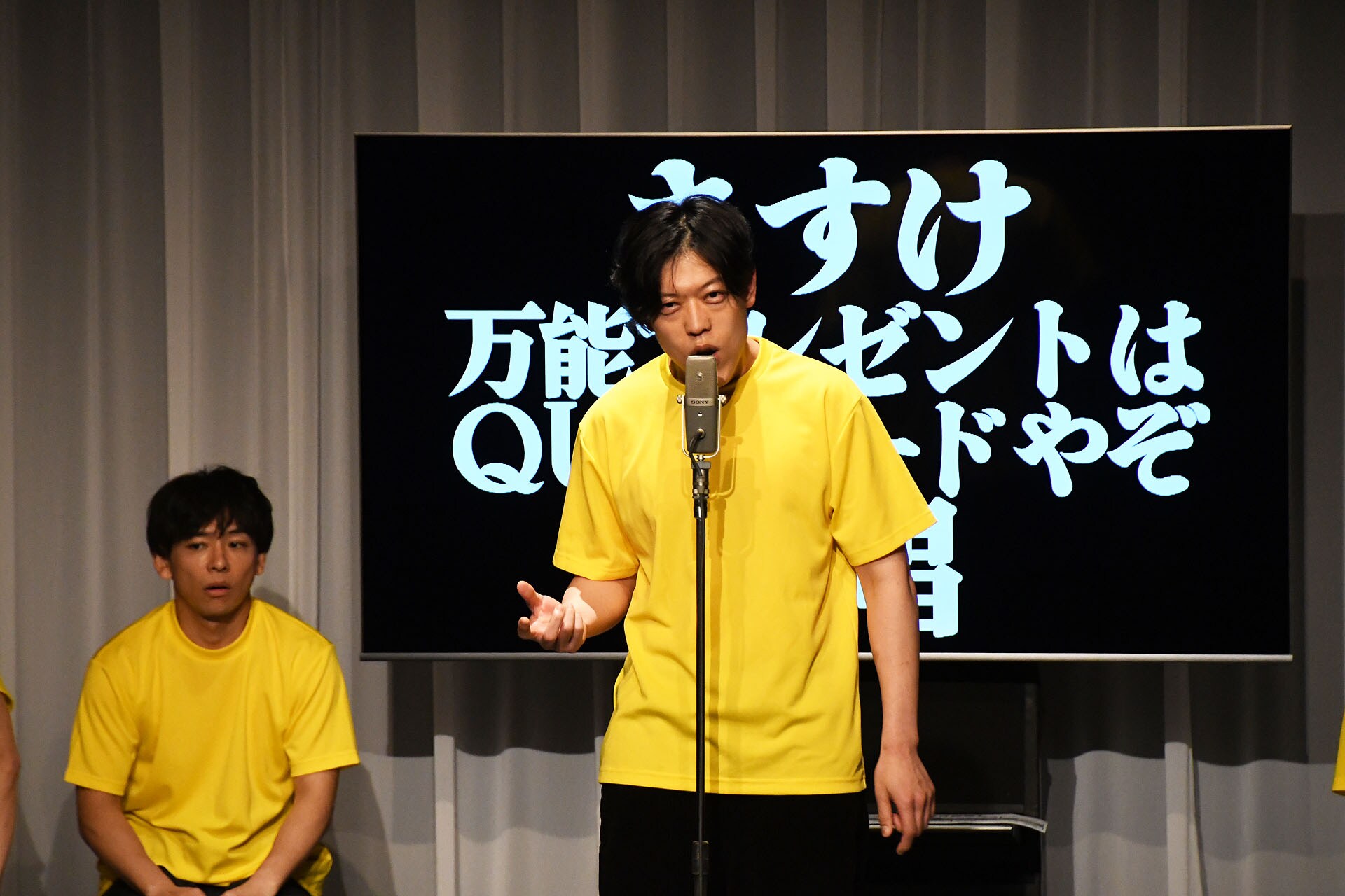 滝音さすけによる「万能プレゼントはQUOカードやぞ」斉唱 [画像