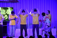 下敷きで静電気を起こす出場者と、懐中電灯で確認するもう中学生