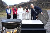 煮えたぎる釜に入る「精神統一の儀」に臨むことになるアンジャッシュ渡部（左から3人目）