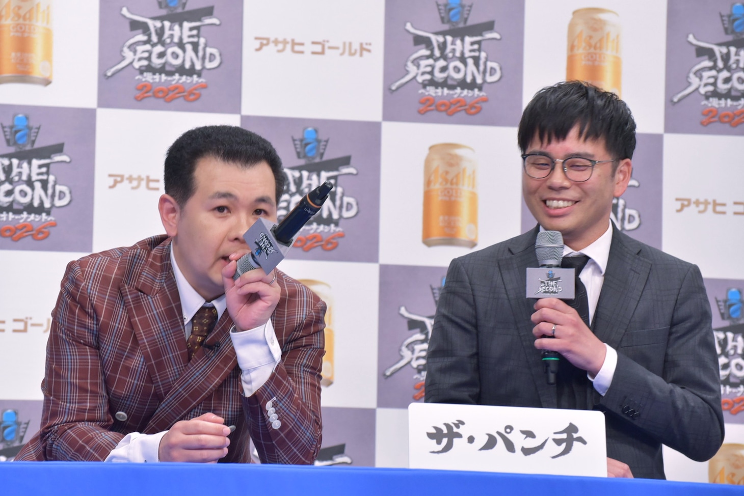 マイクの持ち方が特殊なザ・パンチ・パンチ浜崎（左）