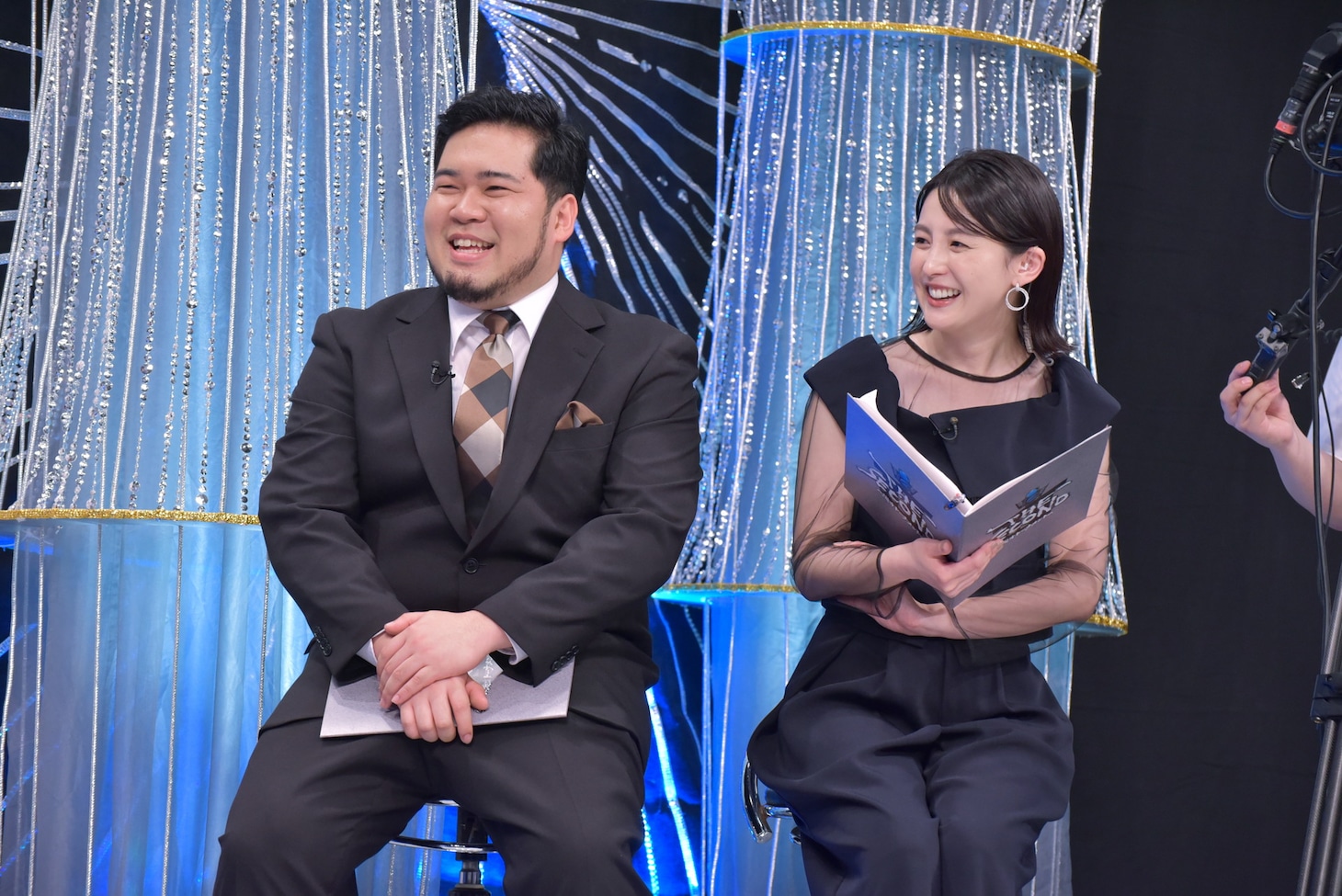 会見のMCを務めた（左から）令和ロマン・ケムリ、宮司愛海アナウンサー