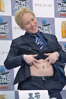 ヘソのピアスを見せる黒帯てらうち