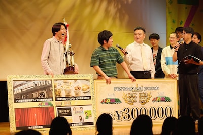 エビカレンダーとMCのアンタッチャブル山崎、おぎやはぎ矢作