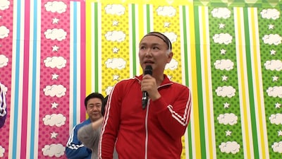 デビュー曲「ワイワイわっしょい」を練習するかまいたち山内