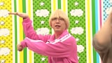 「ワイワイわっしょい」の振り付けを練習する真空ジェシカ・ガク